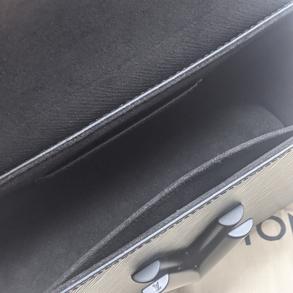 ๐จSale ๐ฆ๐HP๐Louis Vuitton All Matte Black Twist MM Shoulder bag๐Rare! - Picture 6 of 16